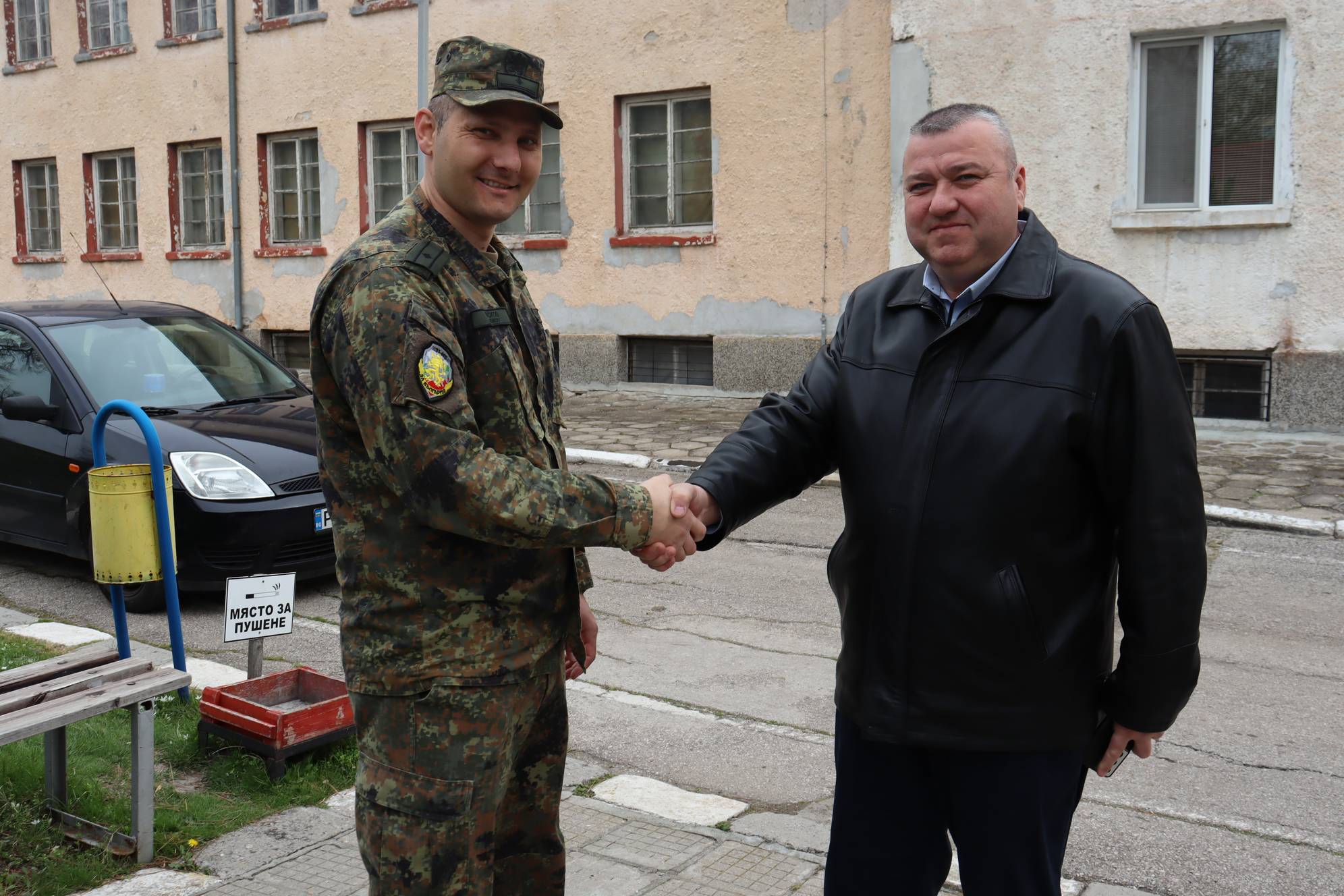  Зам.-кметът на община Хасково Динко Тенев (вдясно) 